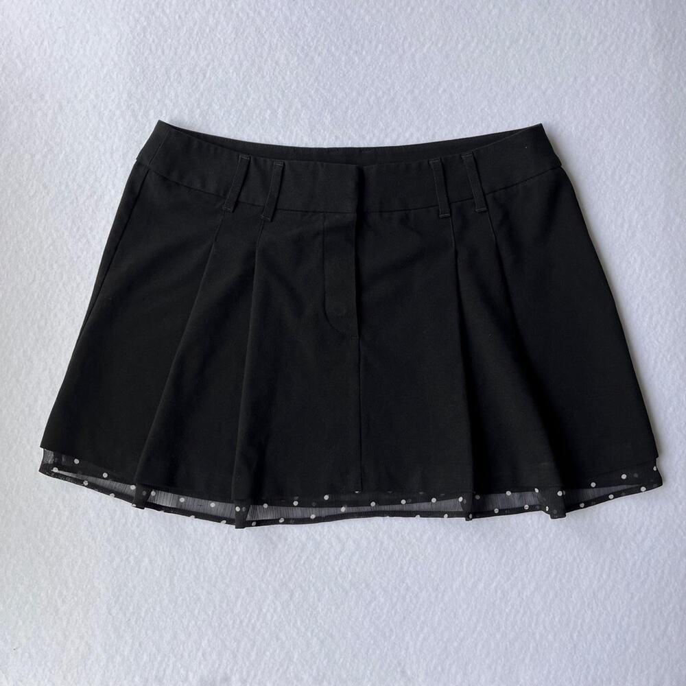 Classic black hm mini skirt.